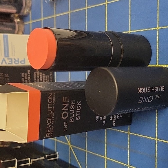 Revolution The One Blush Stick 12g New Matte Rush Souffle Mat - Picture 3 of 3